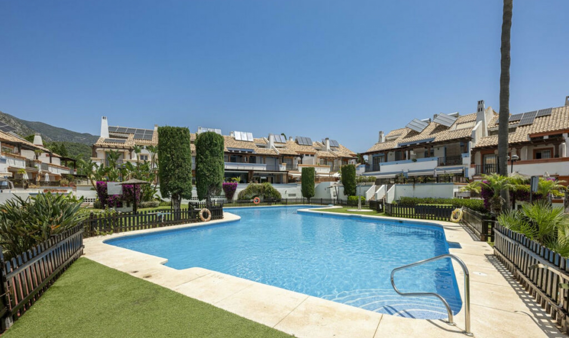 Resale - House -
Marbella