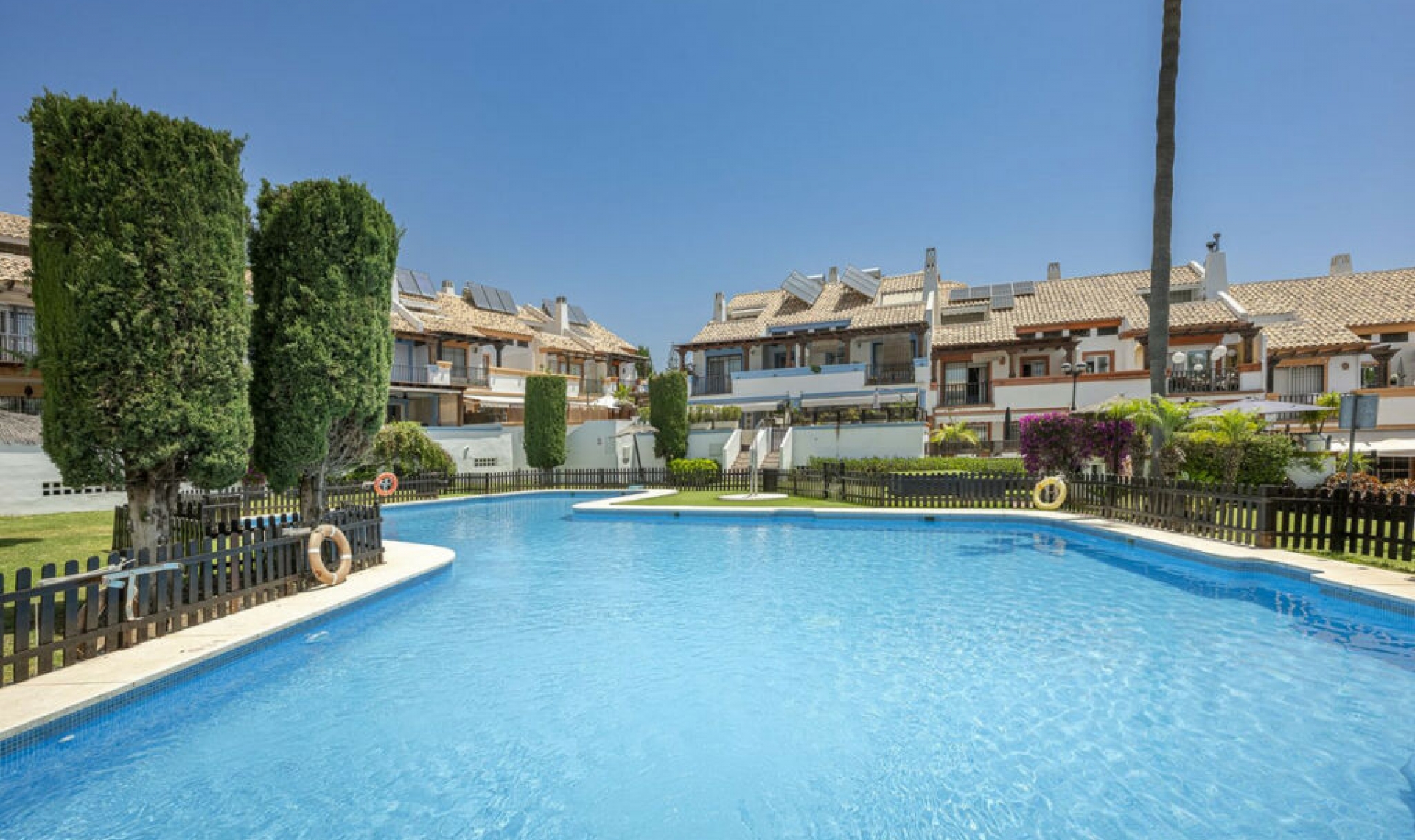 Resale - House -
Marbella