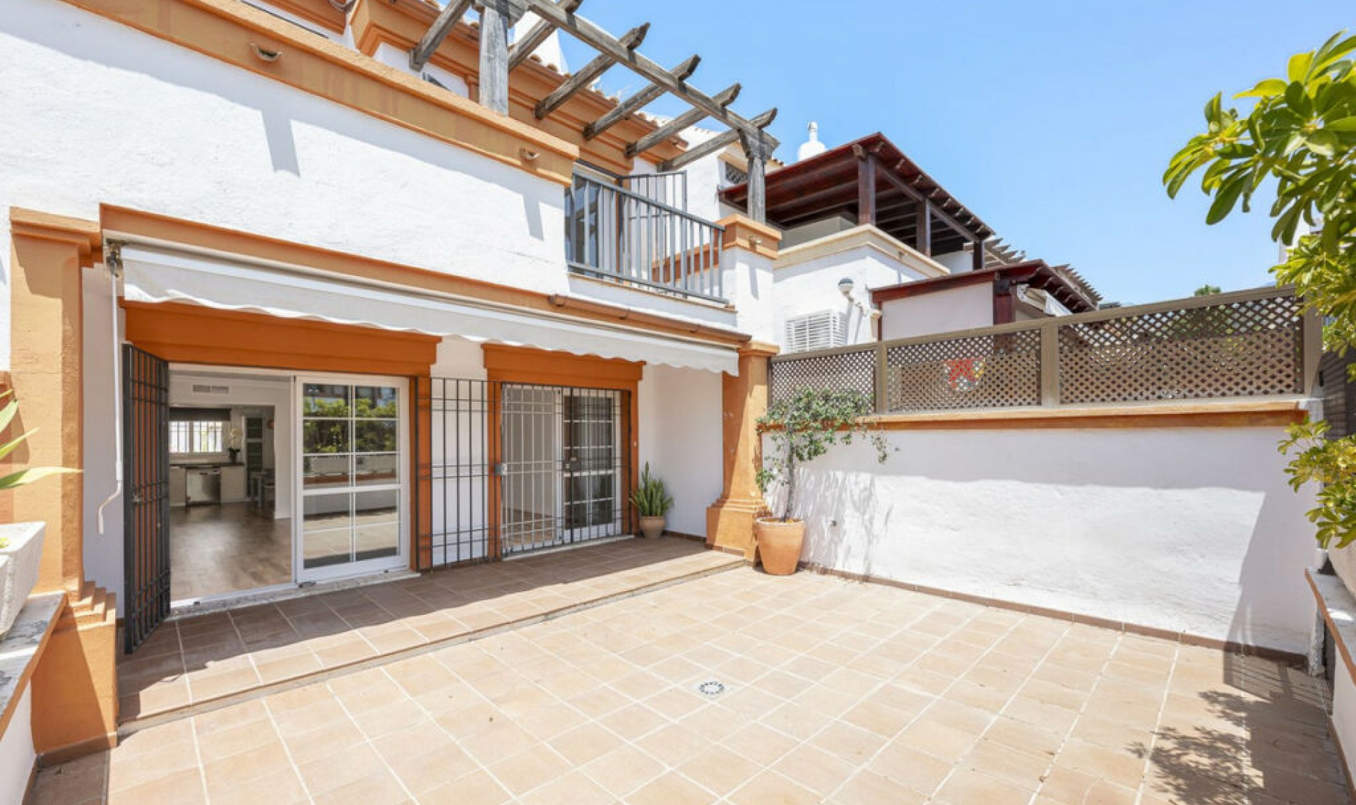 Resale - House -
Marbella