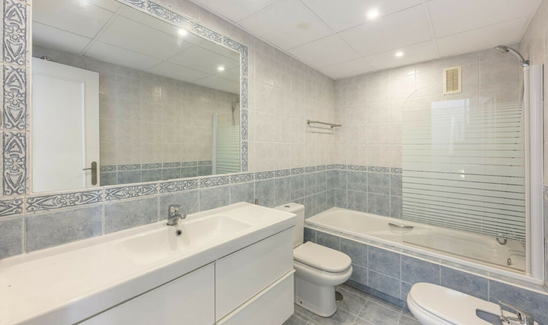 Resale - House -
Marbella