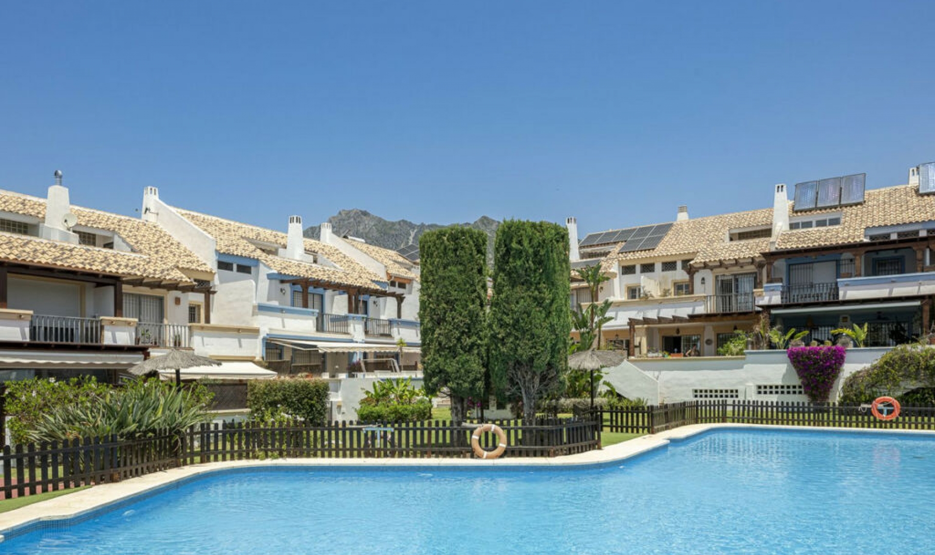 Resale - House -
Marbella