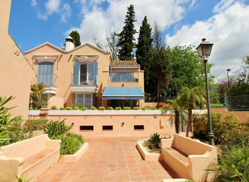Resale - House -
Marbella