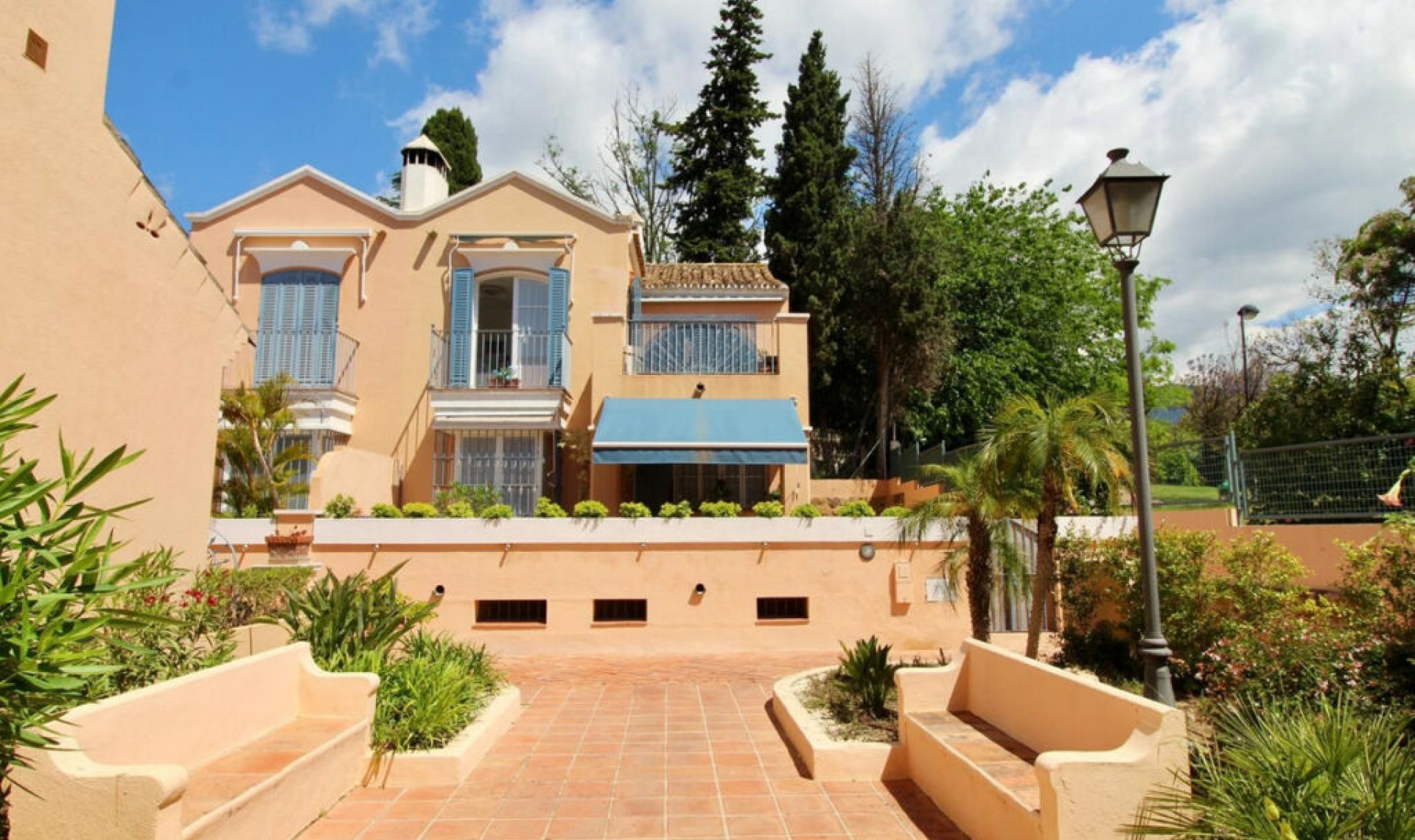 Resale - House -
Marbella