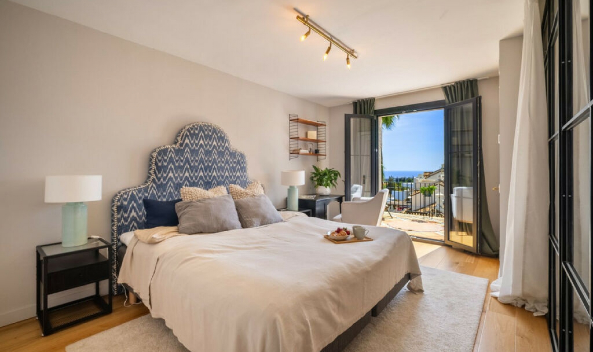 Resale - House -
Marbella