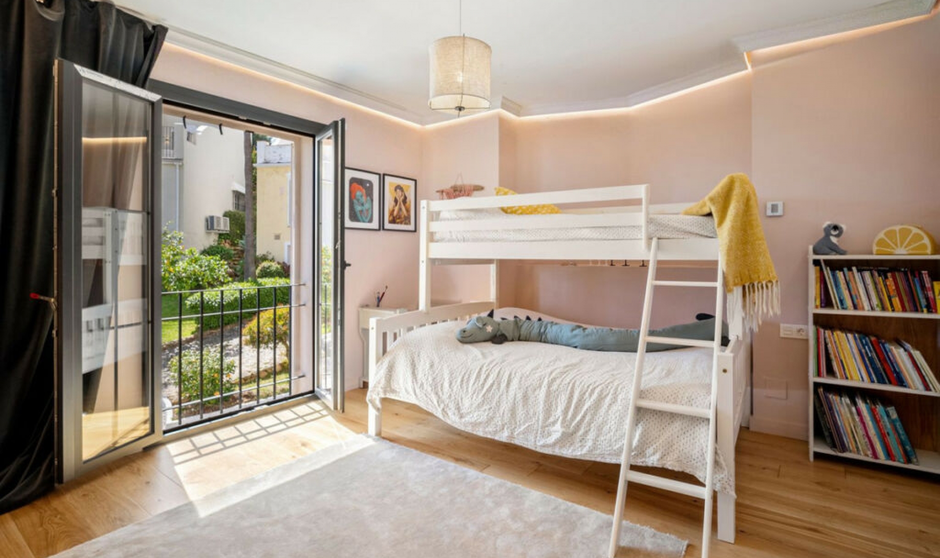 Resale - House -
Marbella