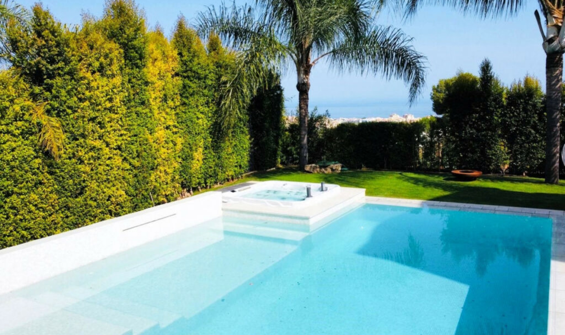 Resale - House -
Marbella