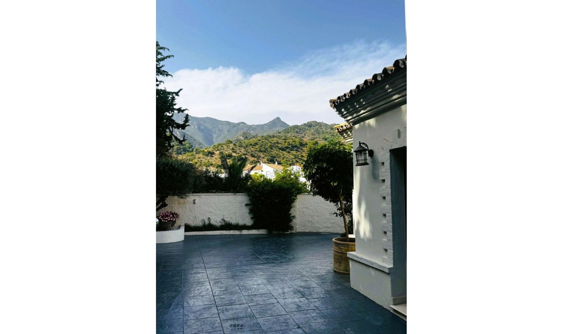 Resale - House -
Marbella