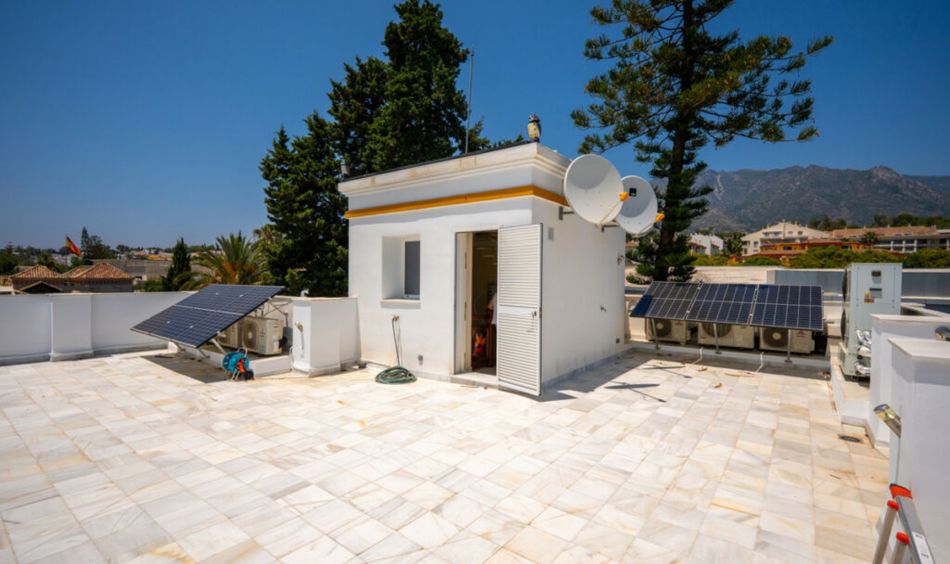 Resale - House -
Marbella