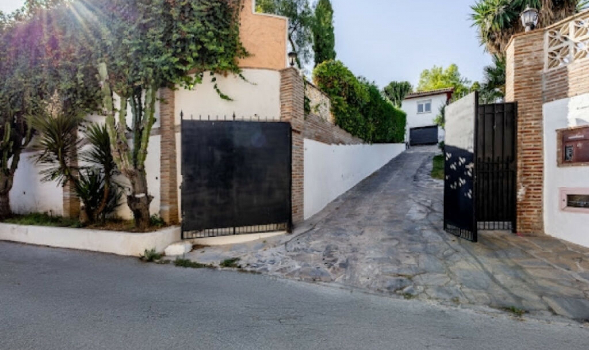 Resale - House -
Marbella