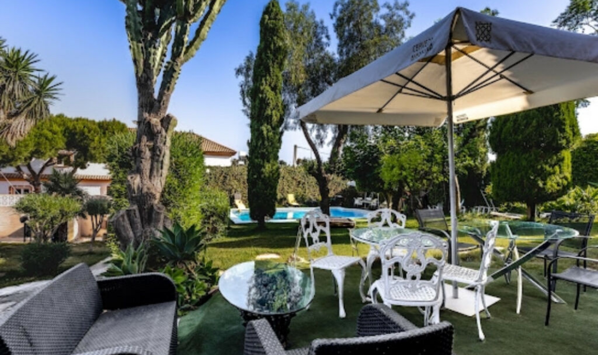 Resale - House -
Marbella