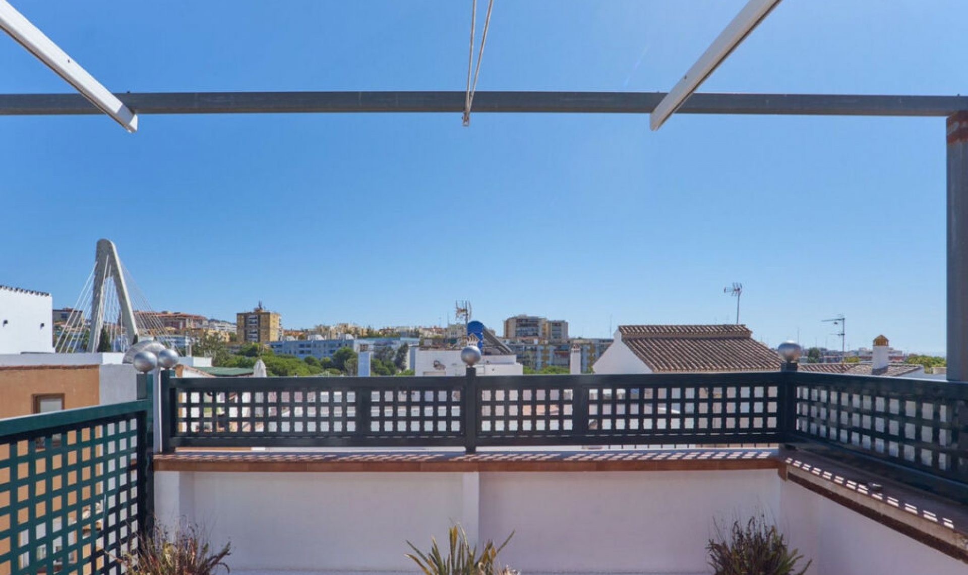 Resale - House -
Marbella
