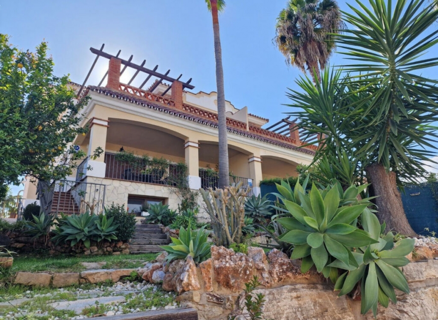 Resale - House -
Marbella