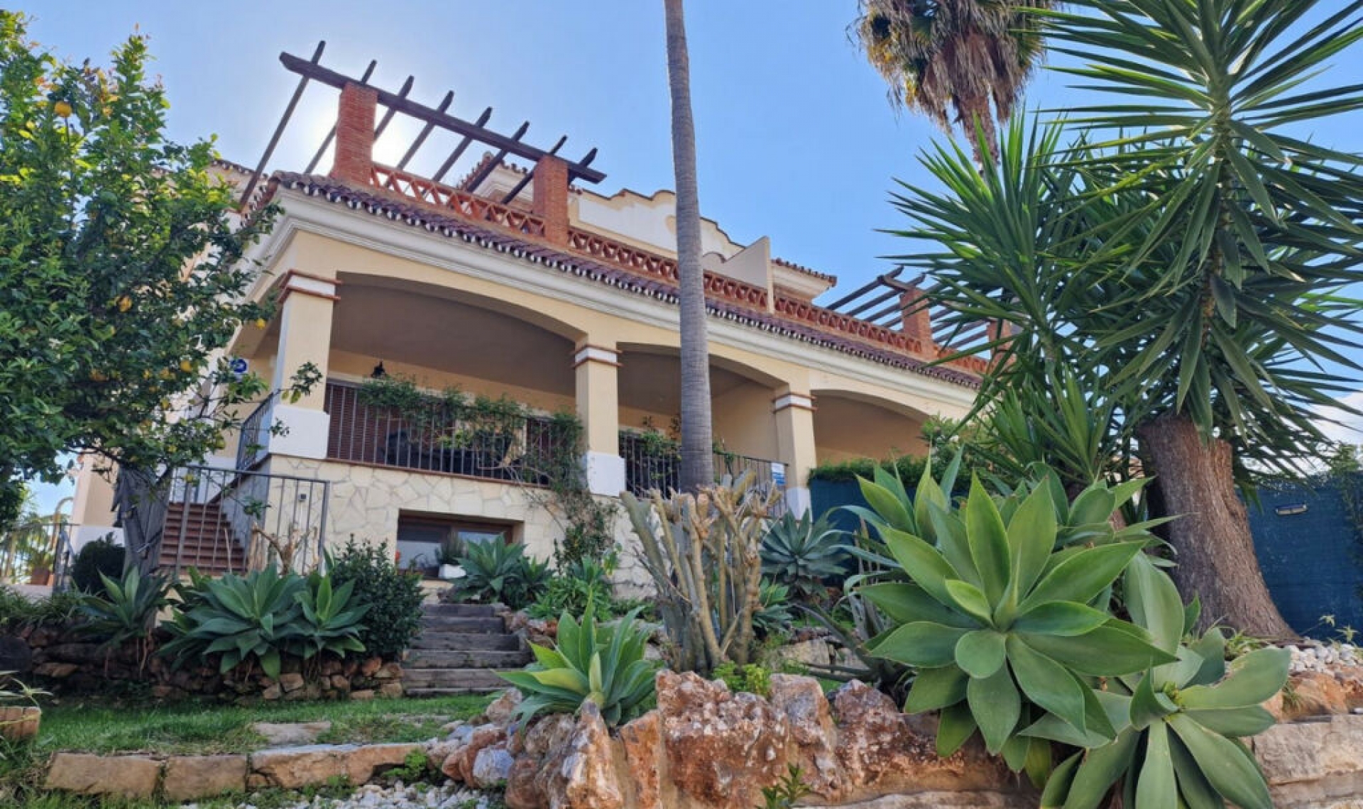 Resale - House -
Marbella
