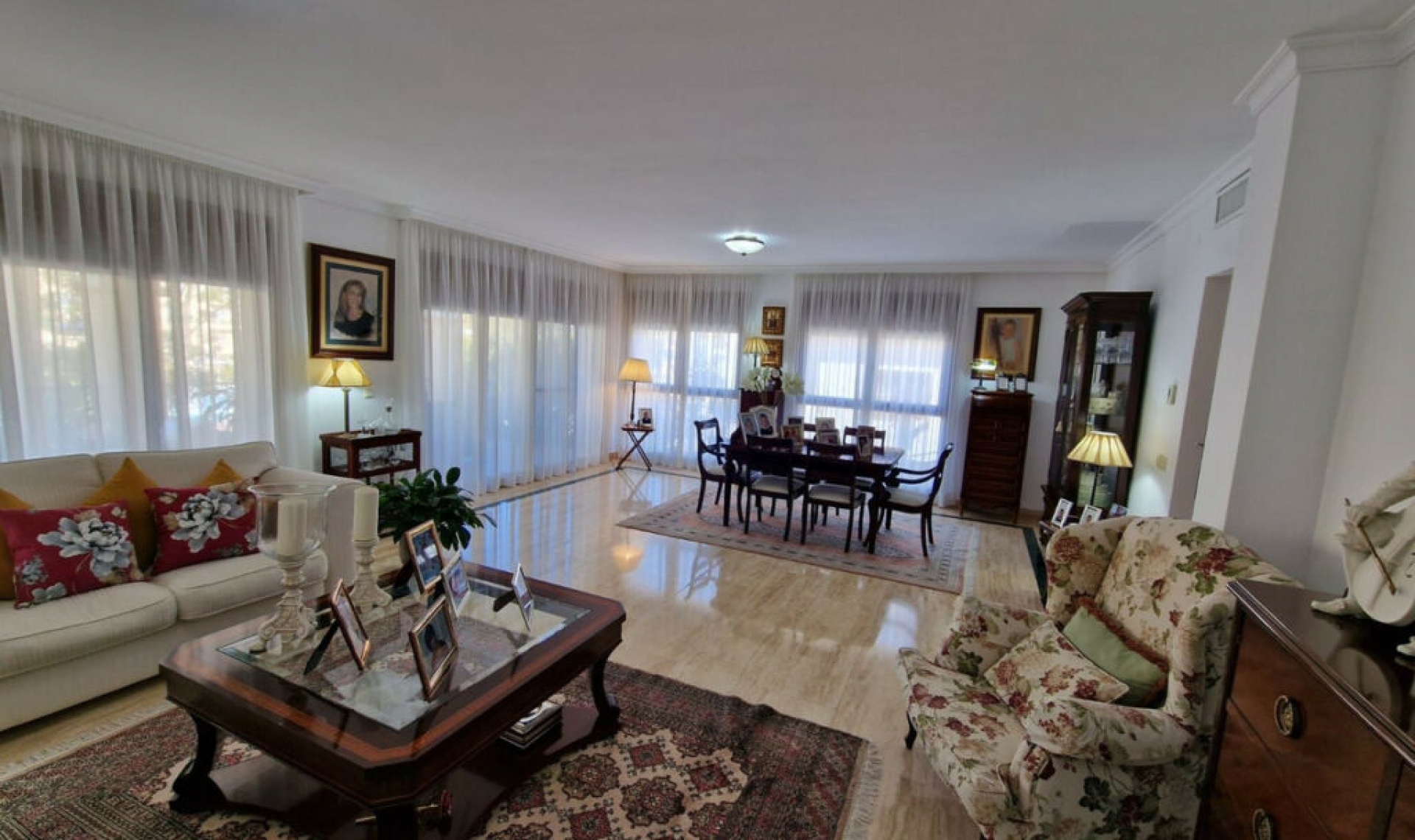 Resale - House -
Marbella