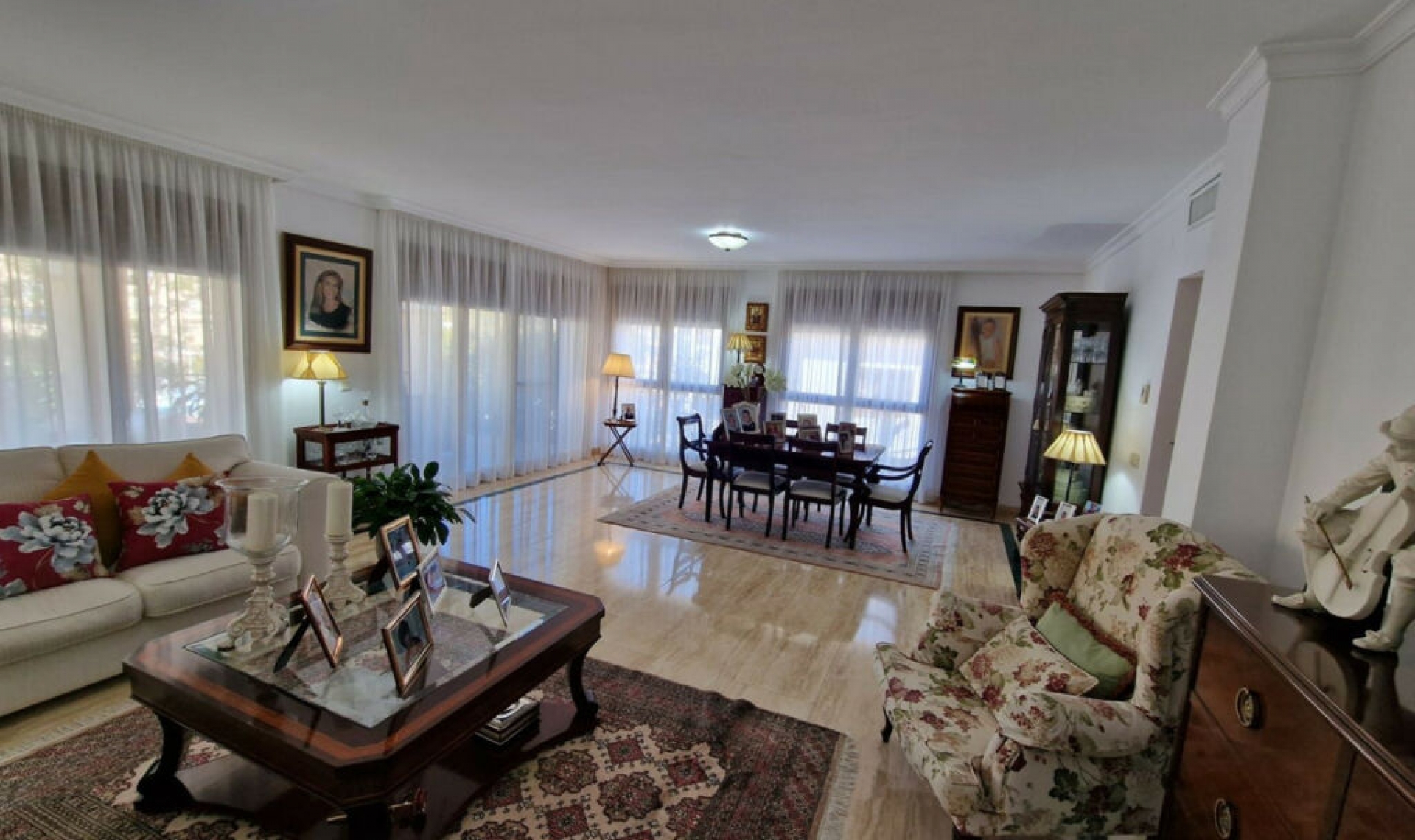 Resale - House -
Marbella