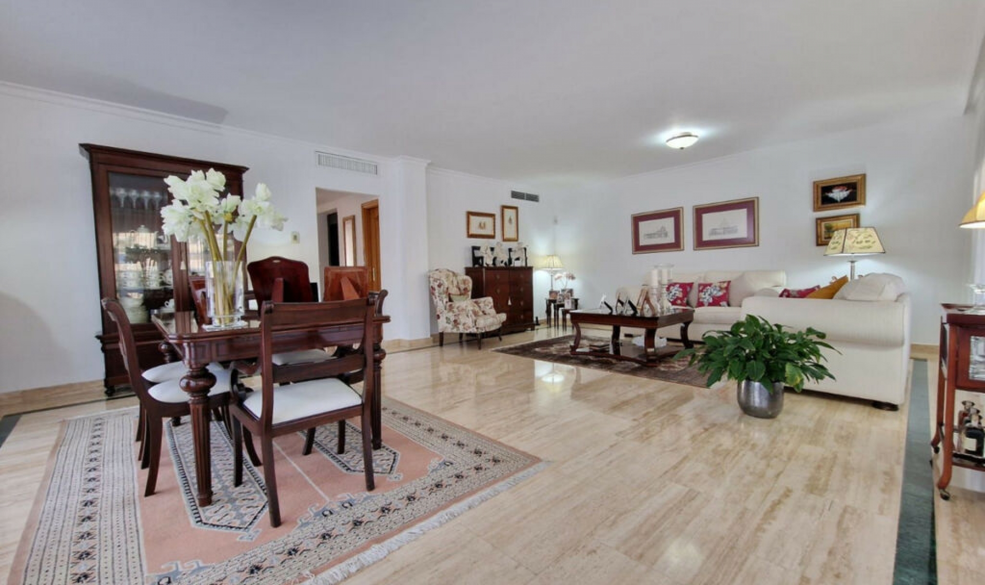 Resale - House -
Marbella