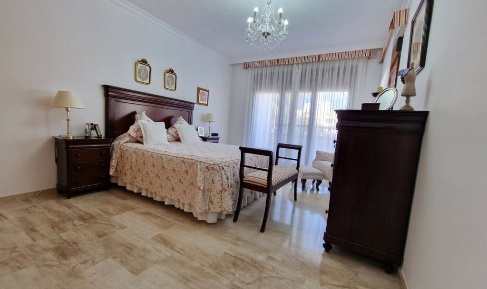 Resale - House -
Marbella
