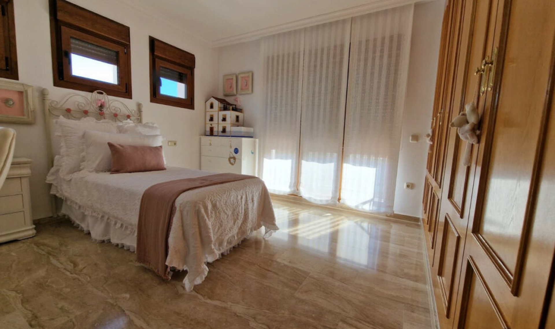 Resale - House -
Marbella