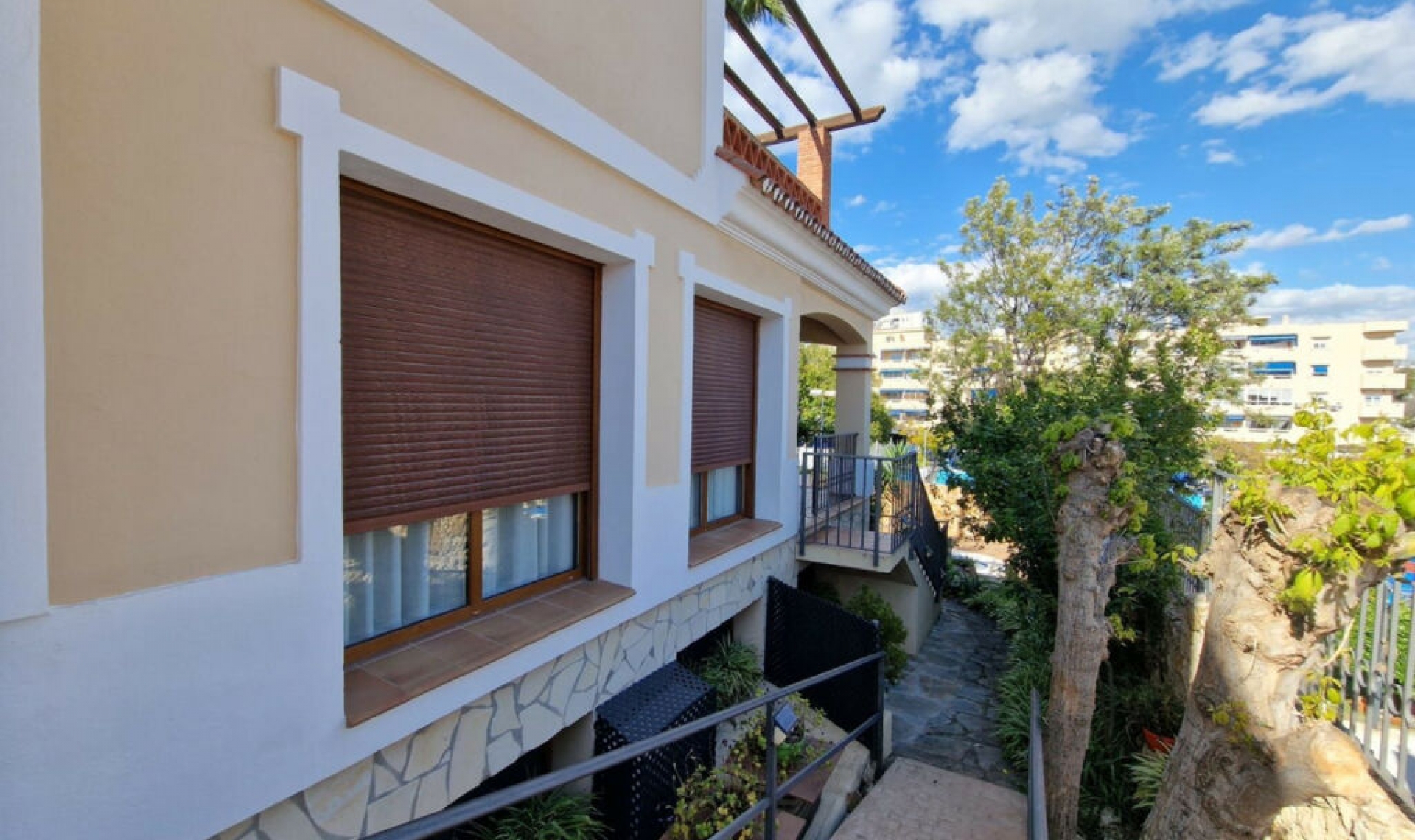 Resale - House -
Marbella