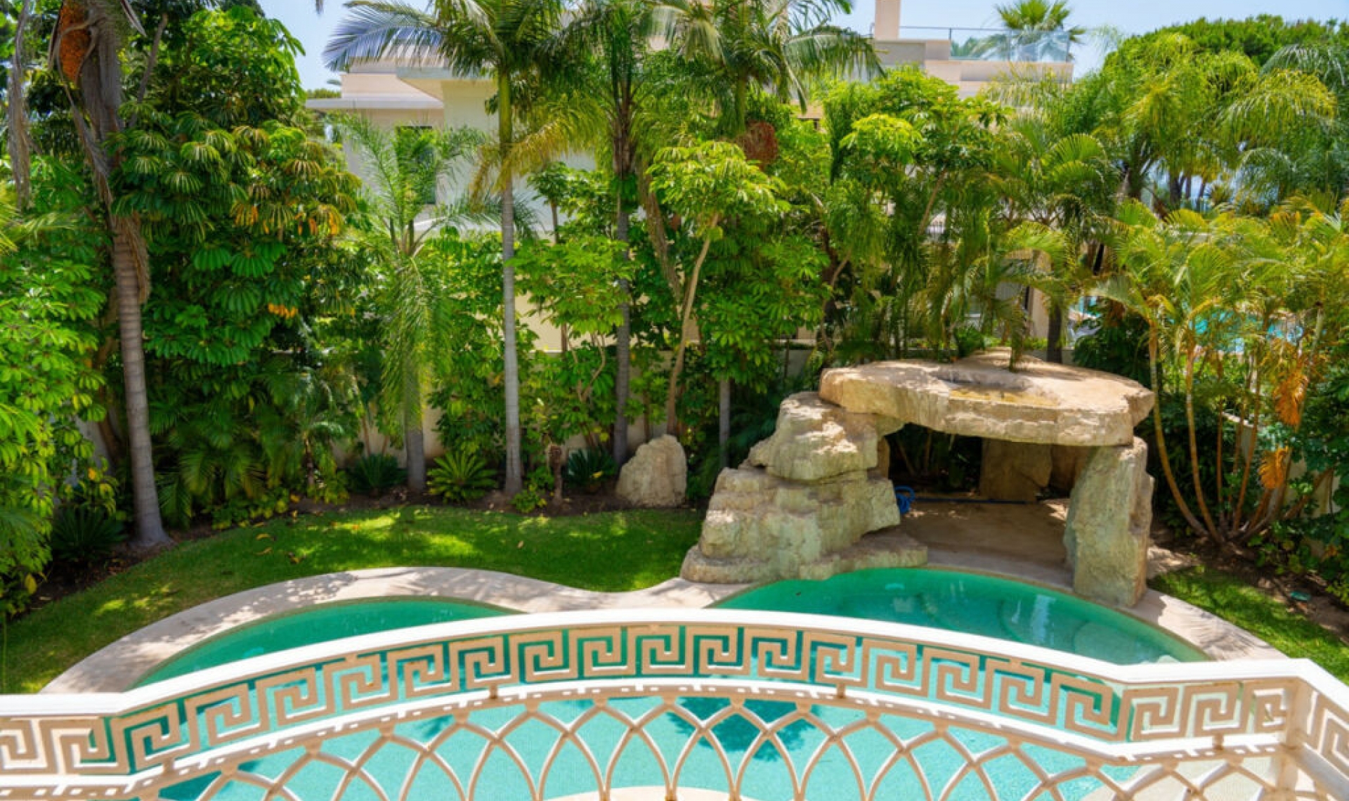 Resale - House -
Marbella