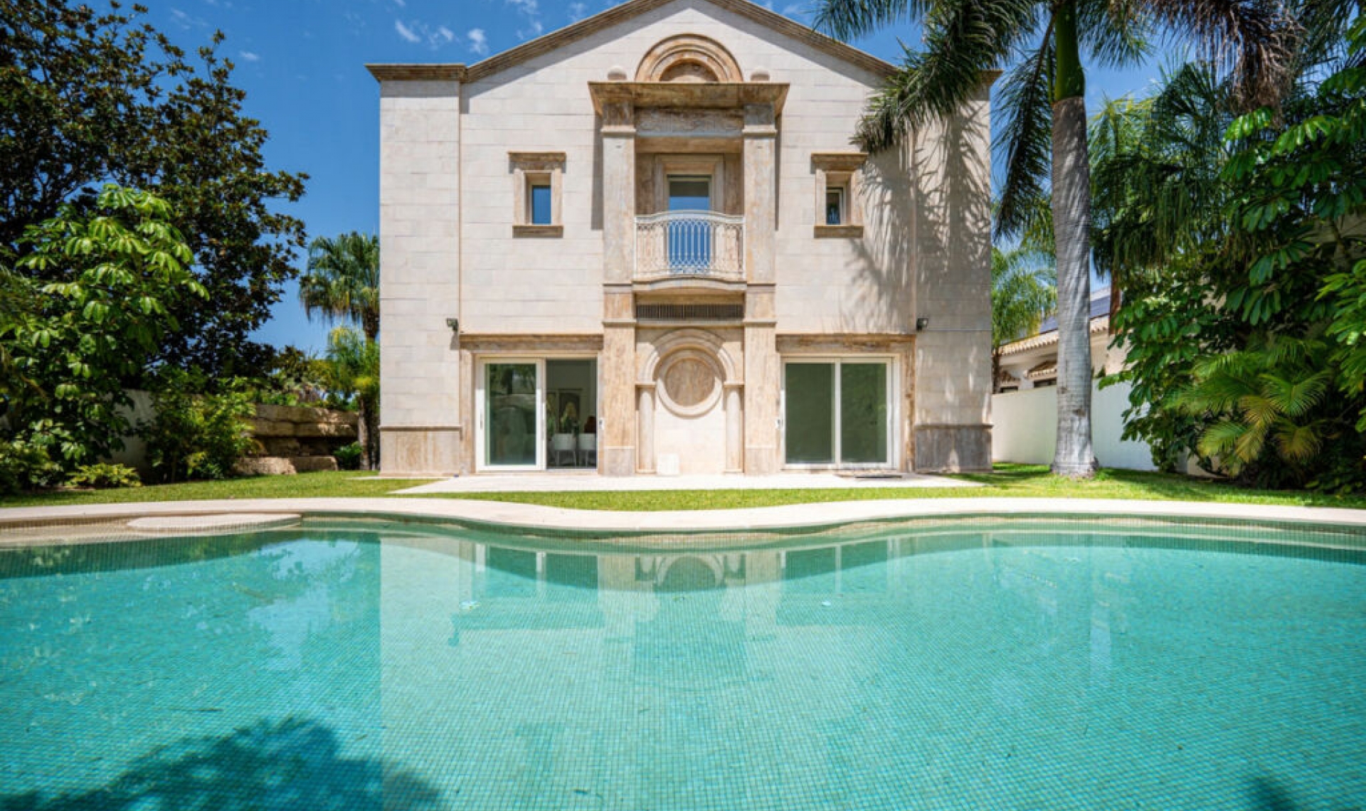 Resale - House -
Marbella