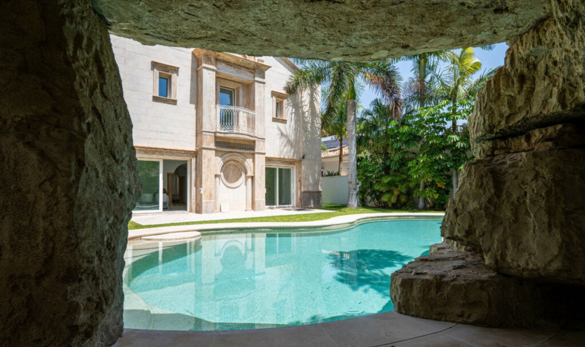 Resale - House -
Marbella