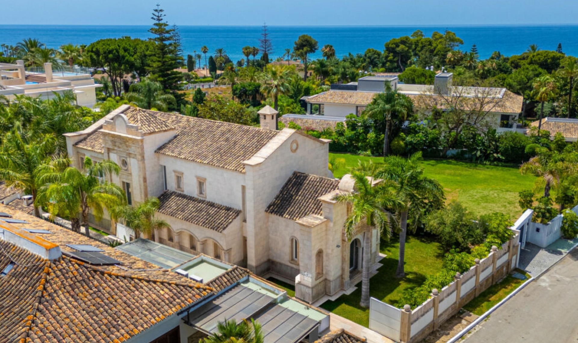 Resale - House -
Marbella
