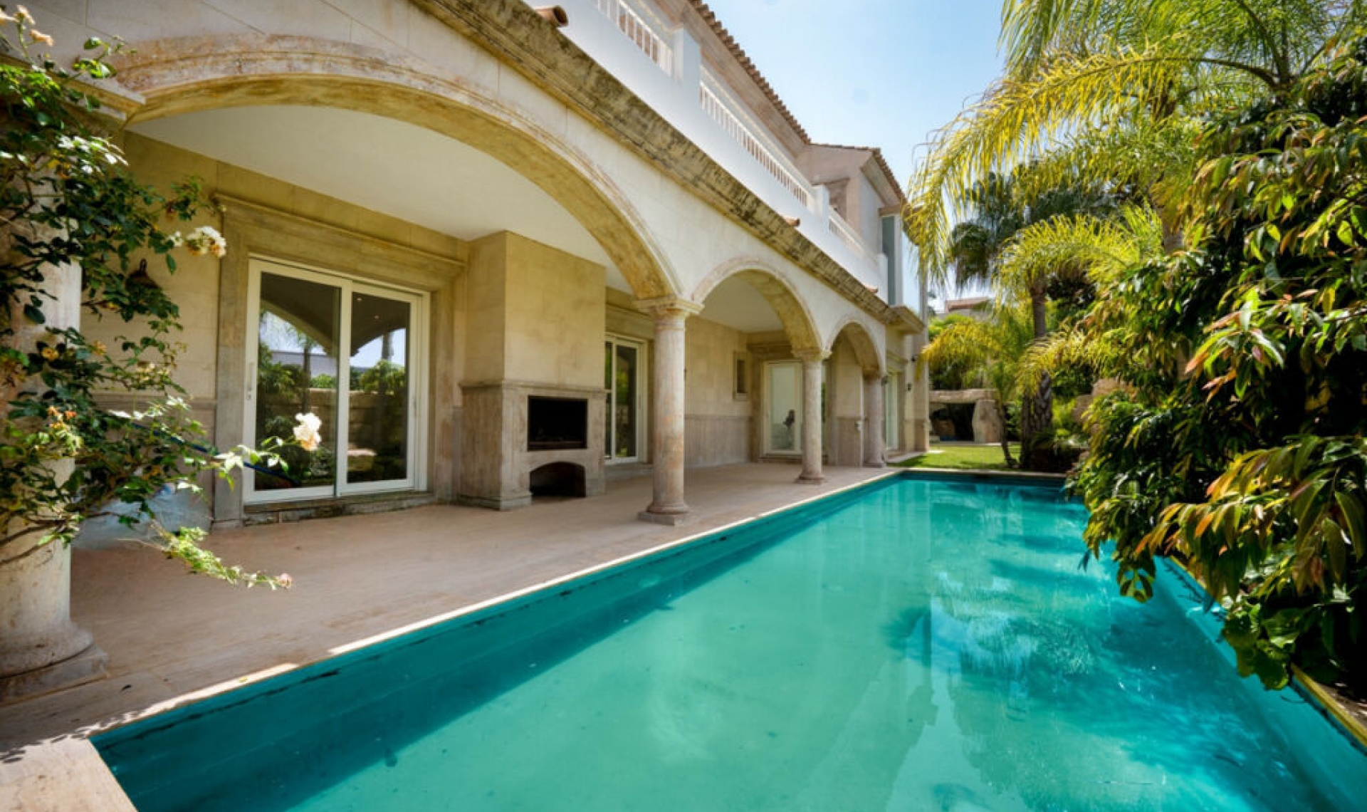 Resale - House -
Marbella