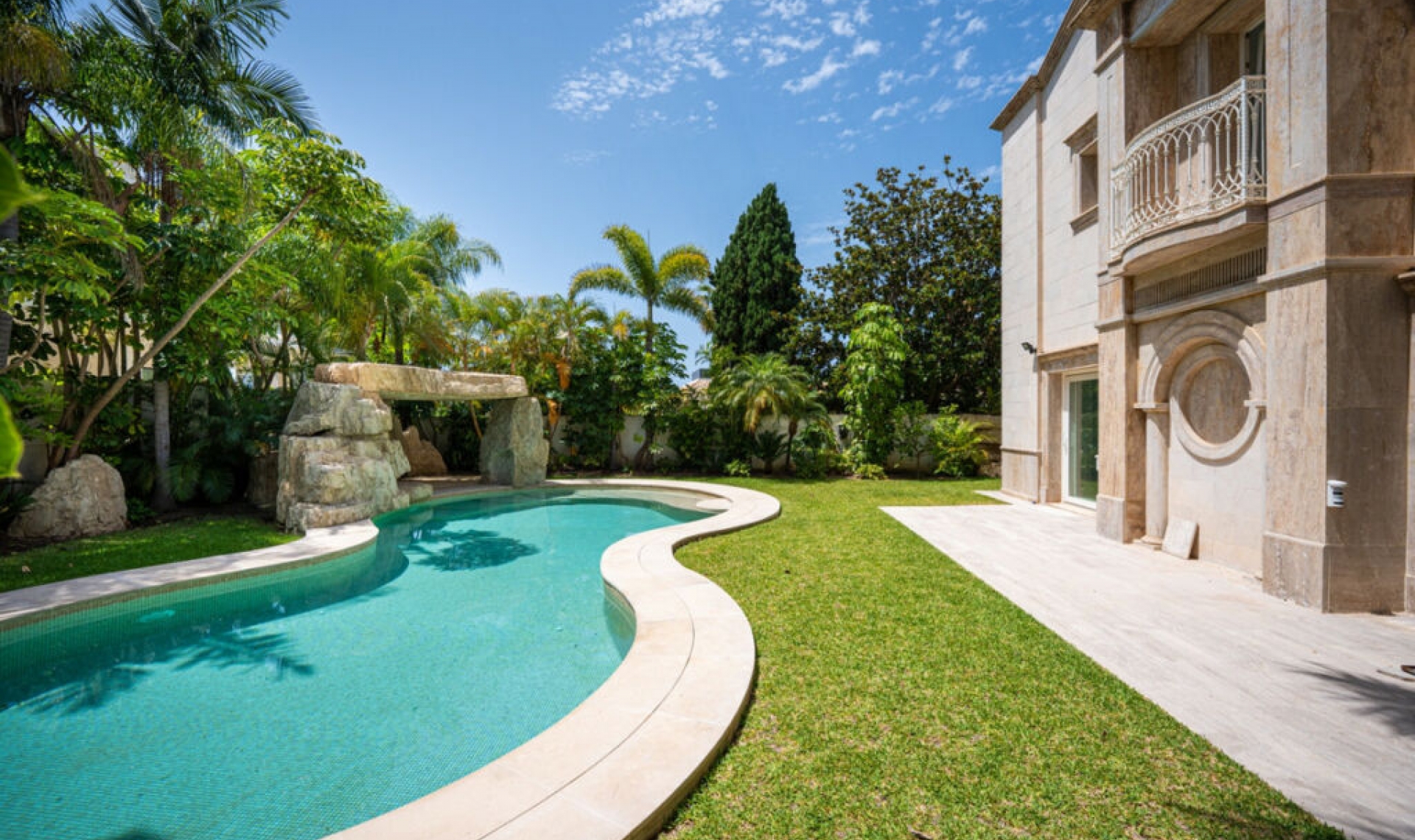 Resale - House -
Marbella