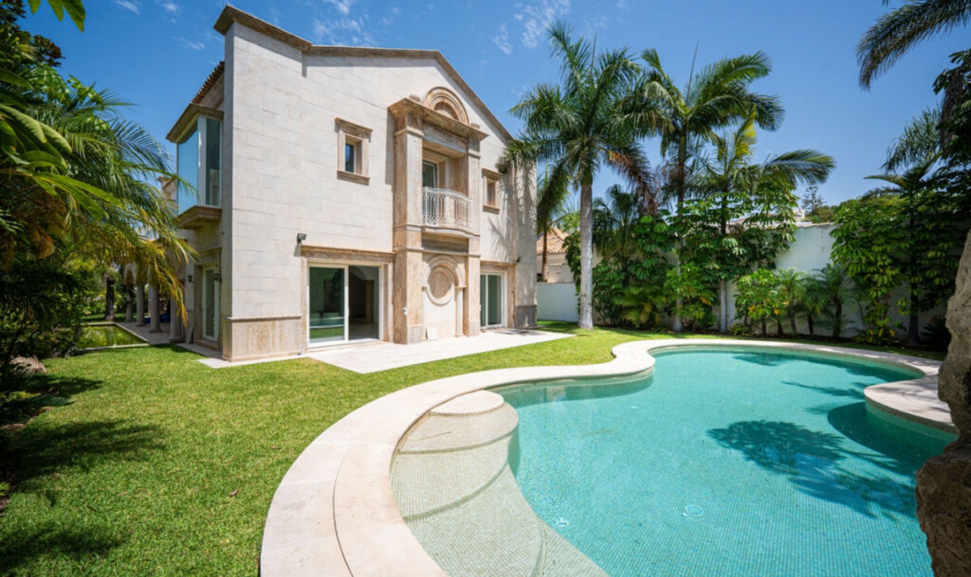 Resale - House -
Marbella