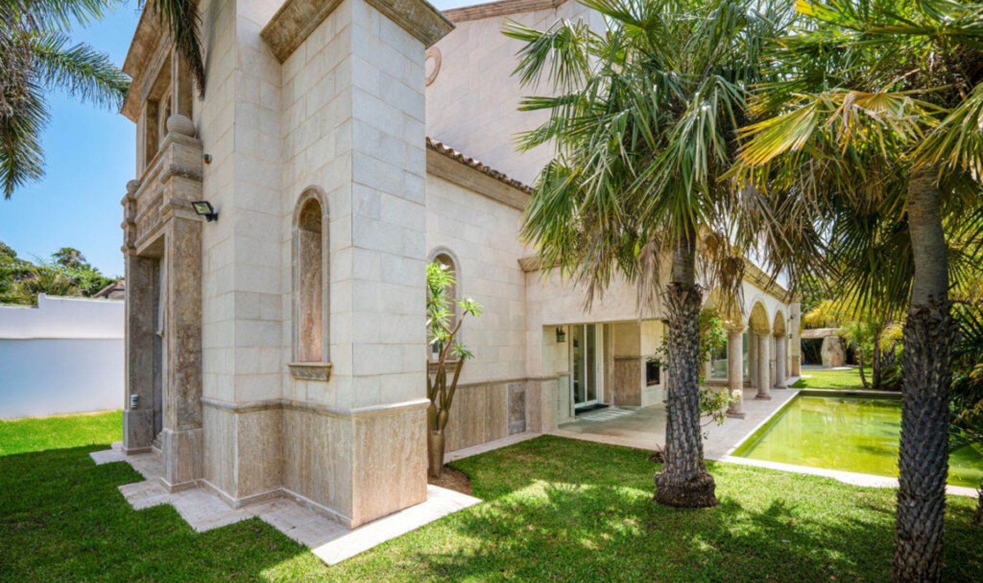 Resale - House -
Marbella