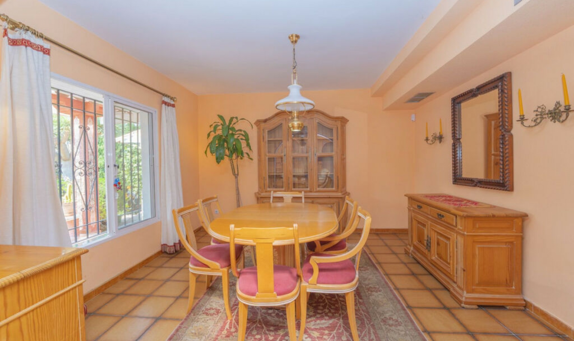 Resale - House -
Marbella