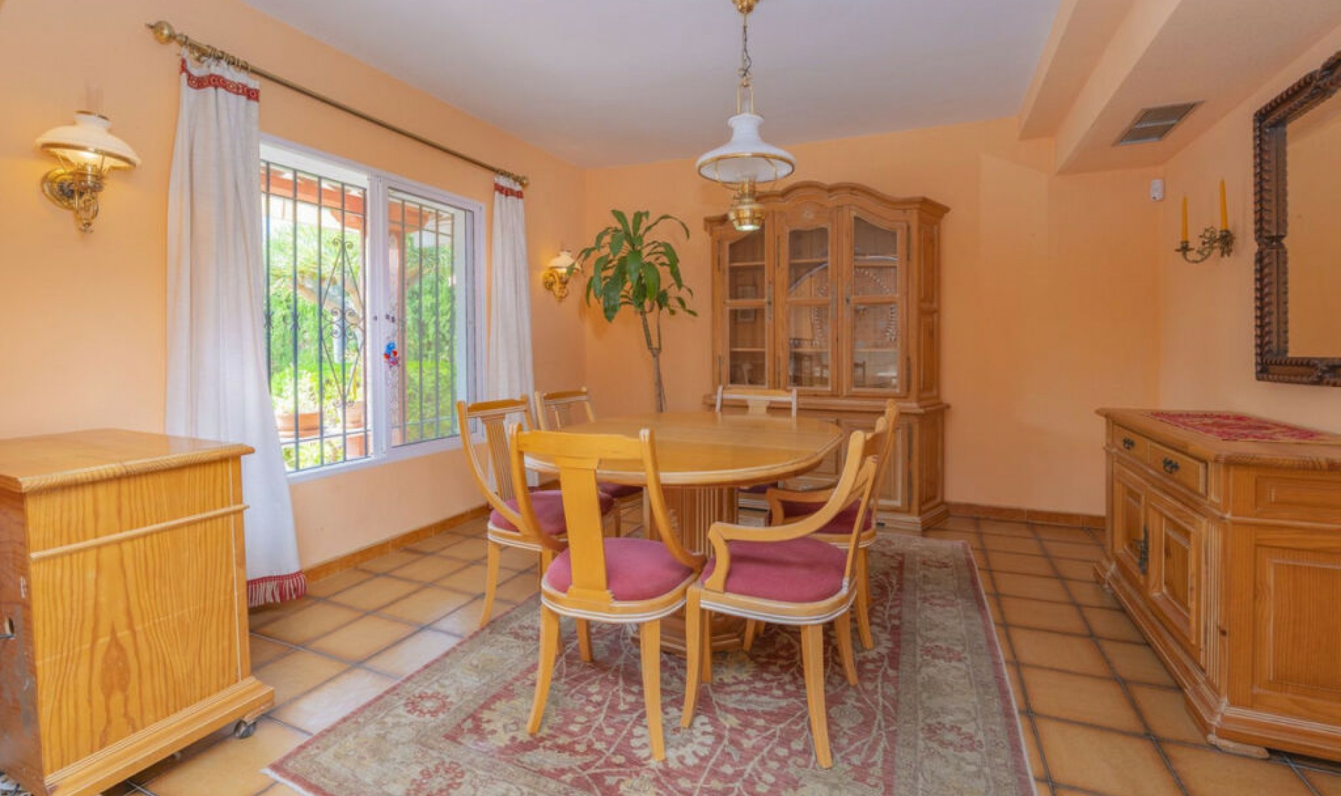 Resale - House -
Marbella