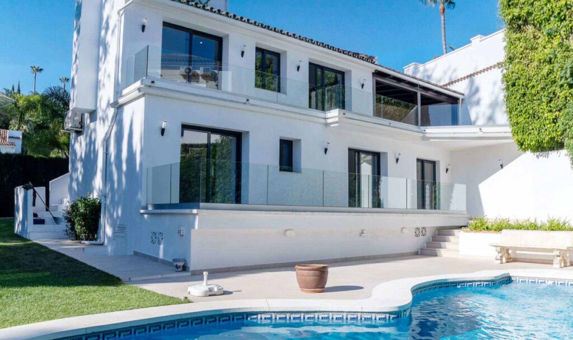 Resale - House -
Marbella