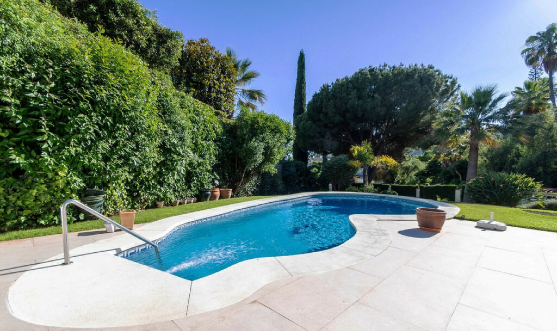 Resale - House -
Marbella