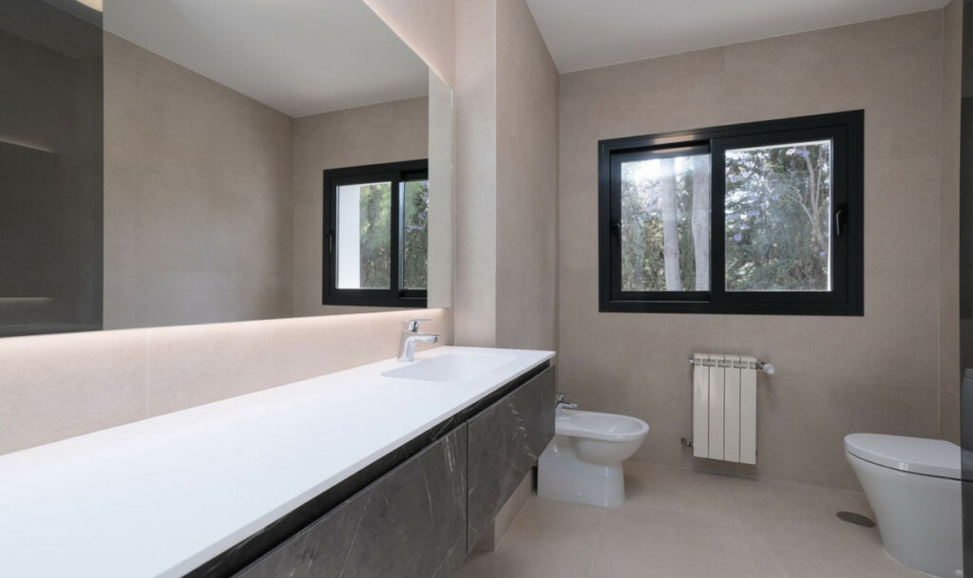 Resale - House -
Marbella