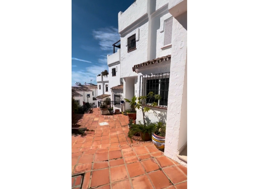Resale - House -
Marbella