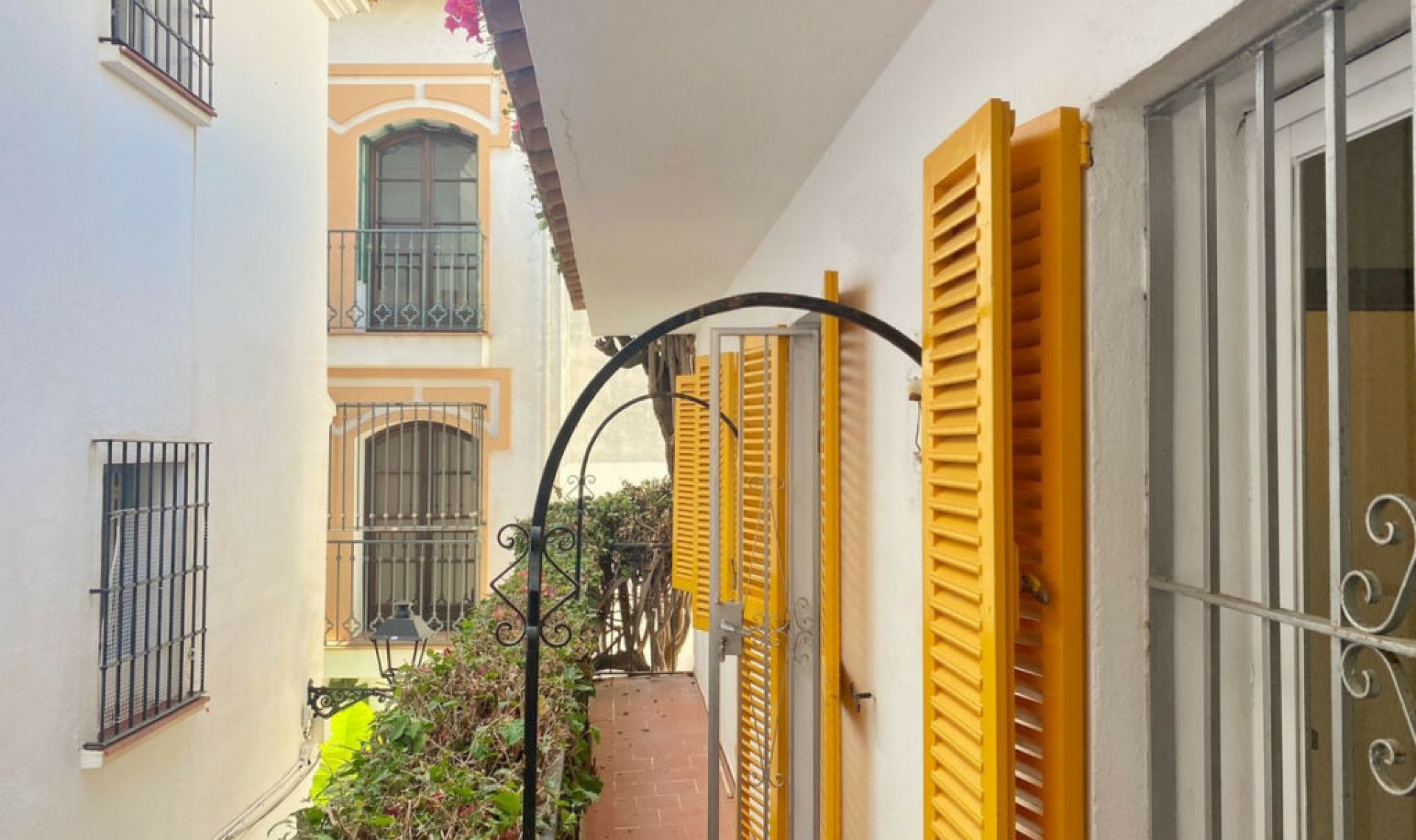 Resale - House -
Marbella