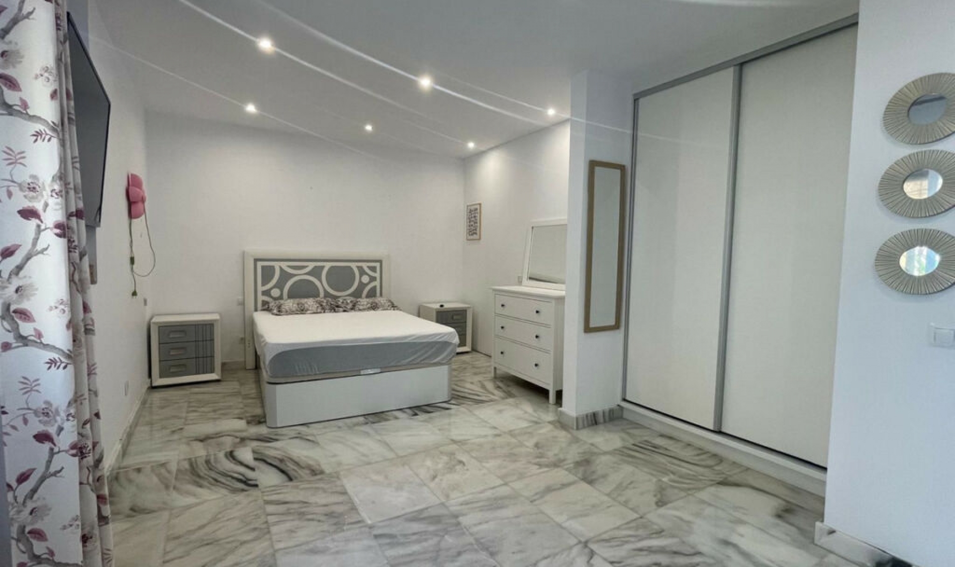 Resale - House -
Marbella