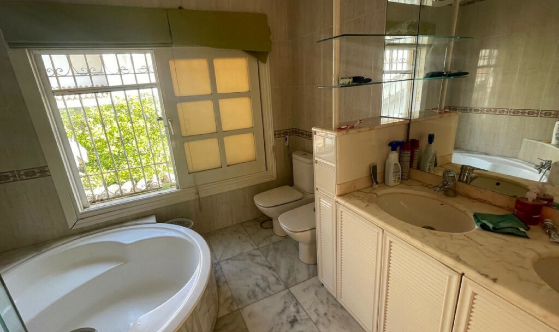 Resale - House -
Marbella