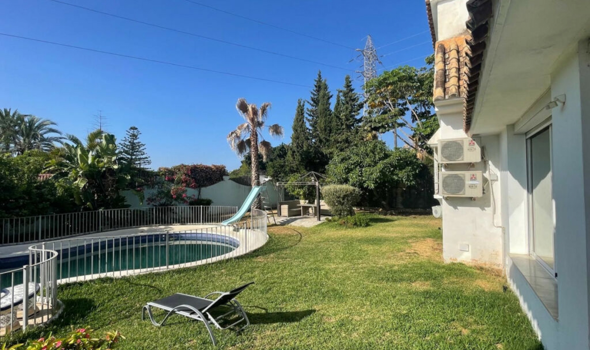 Resale - House -
Marbella
