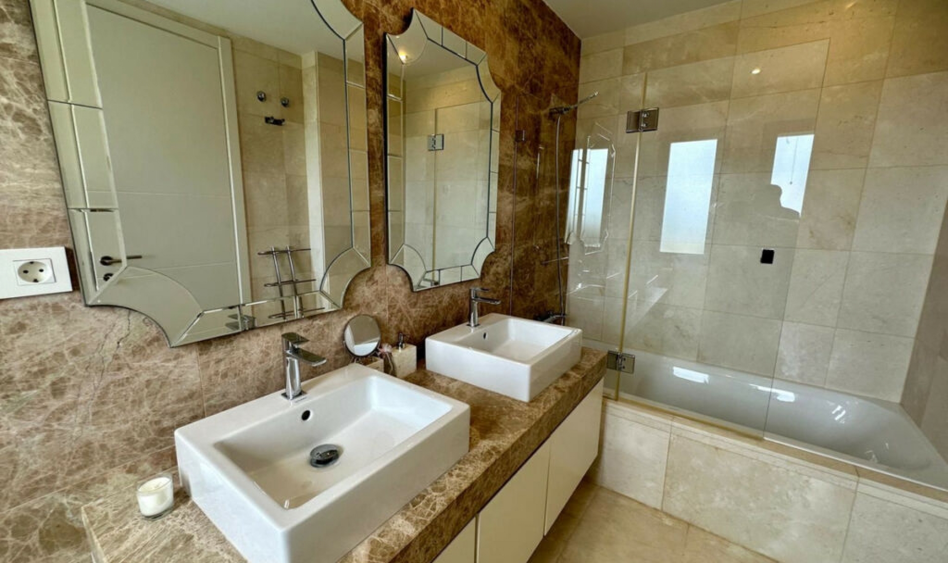 Resale - House -
Marbella