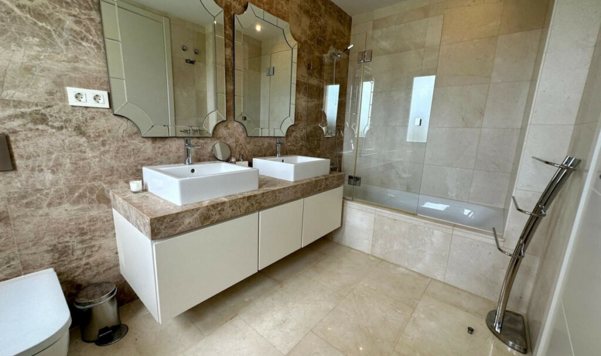 Resale - House -
Marbella