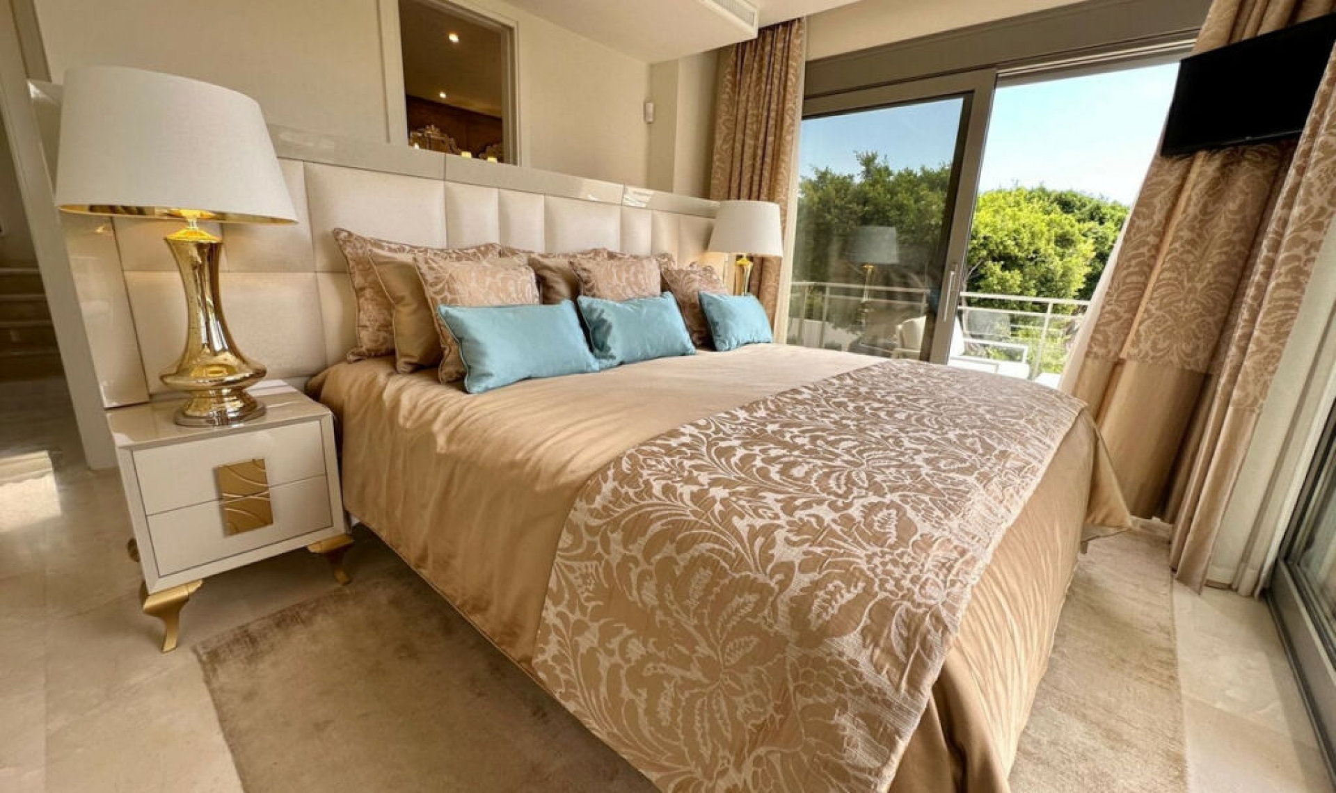 Resale - House -
Marbella