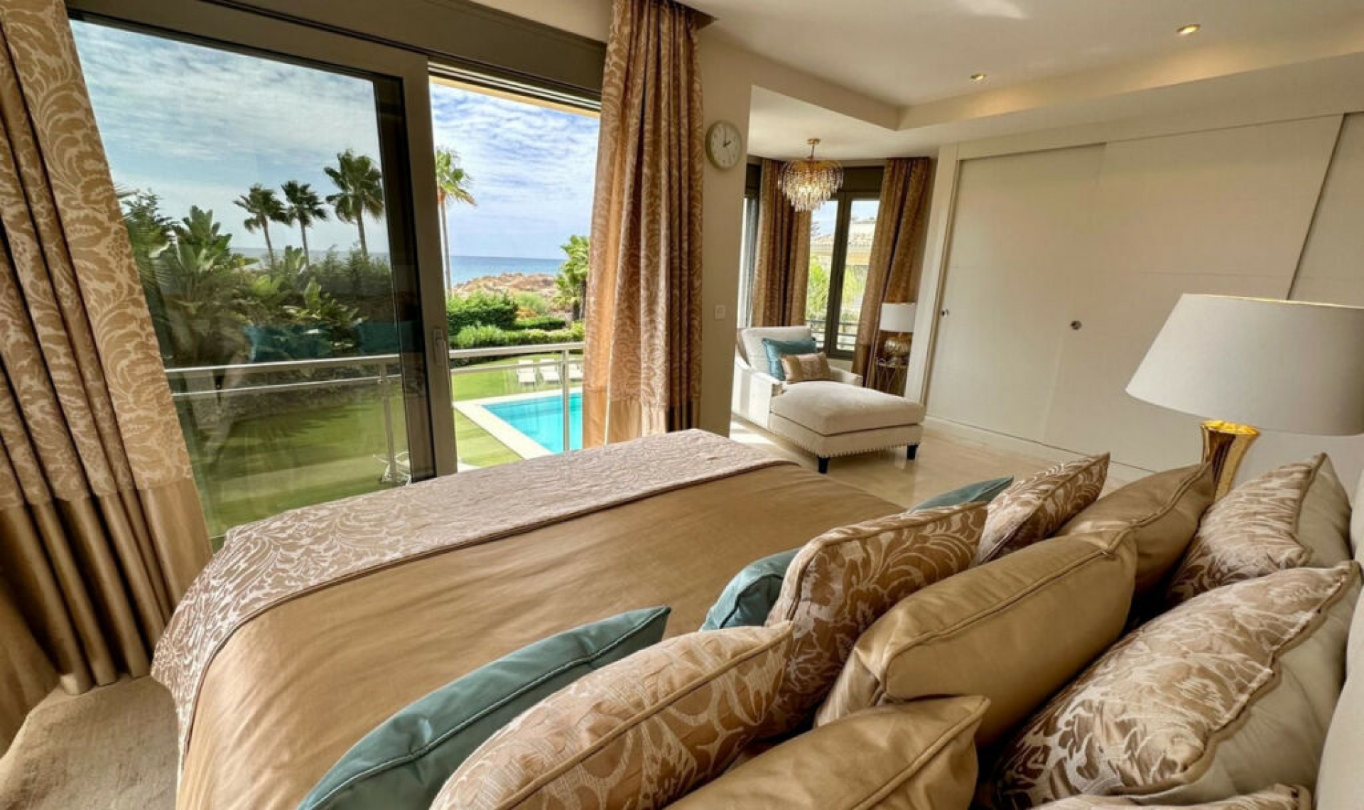 Resale - House -
Marbella