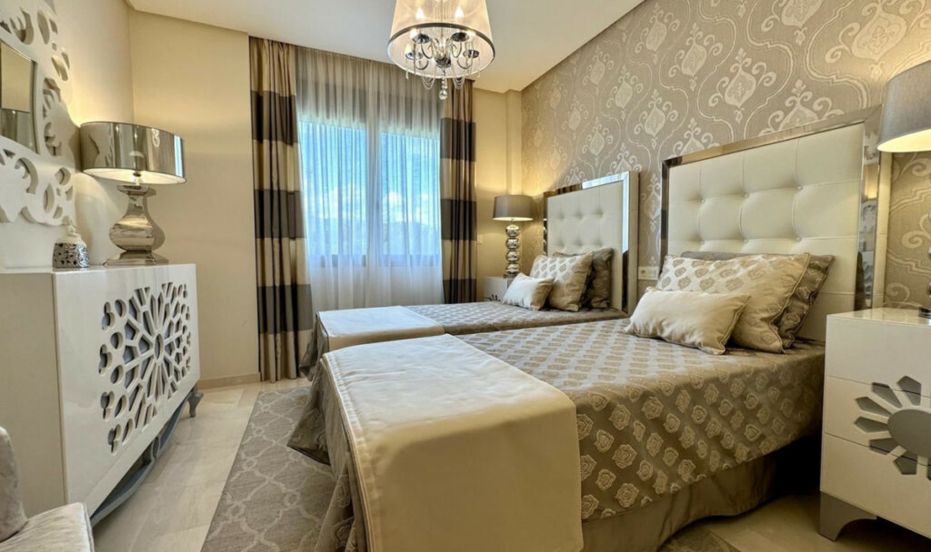 Resale - House -
Marbella