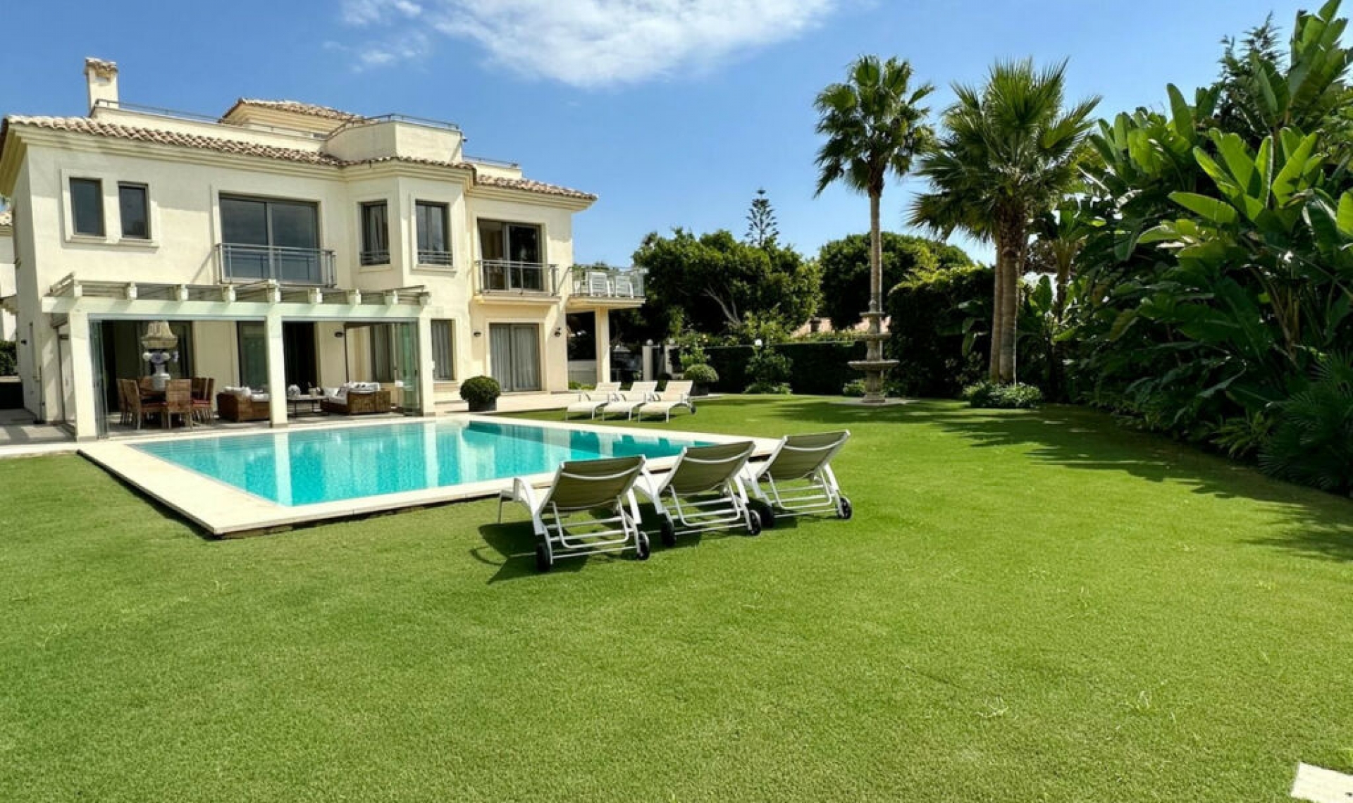 Resale - House -
Marbella