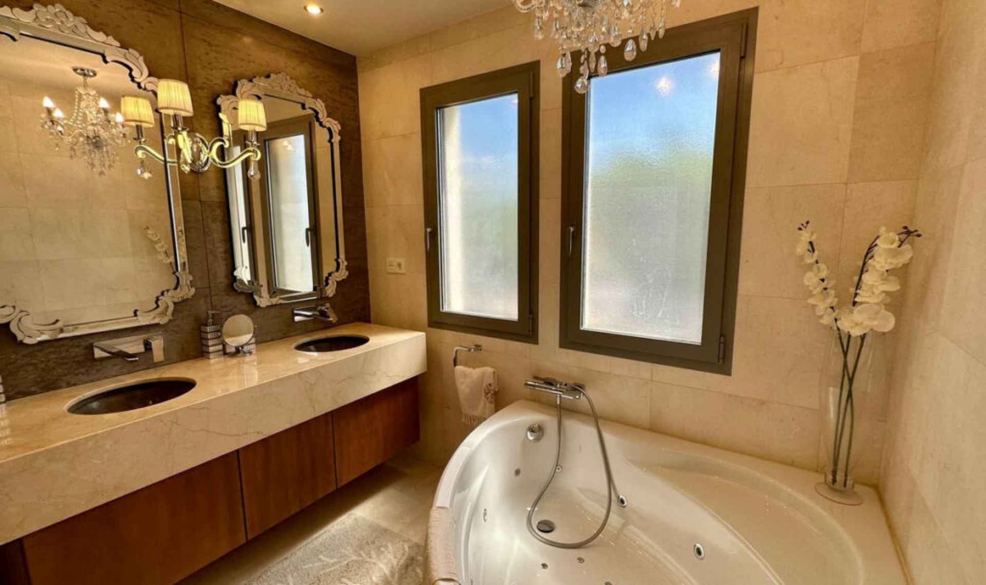 Resale - House -
Marbella