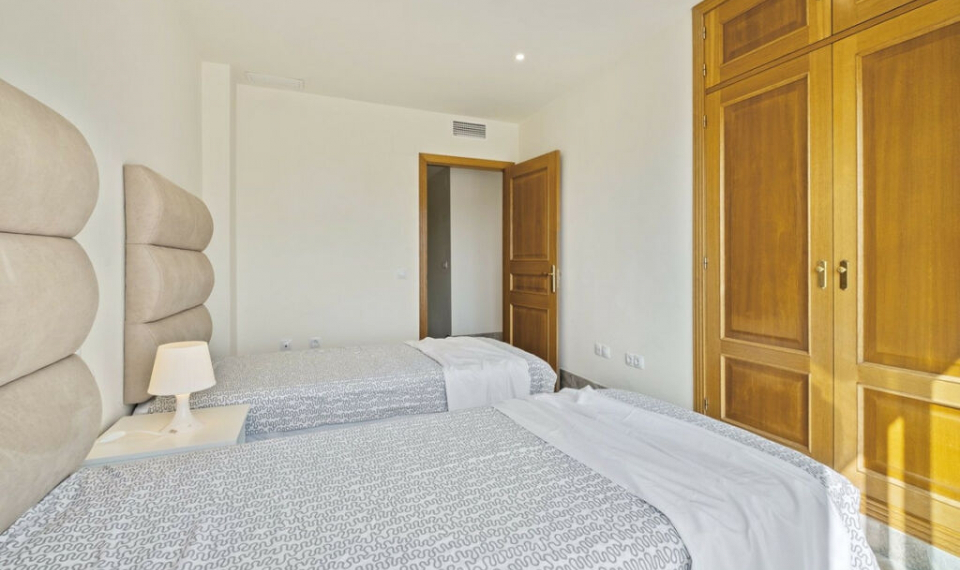 Resale - House -
Marbella