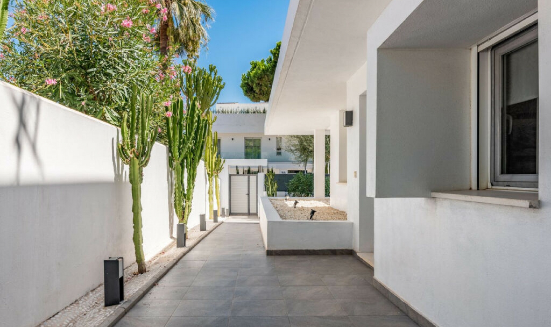 Resale - House -
Marbella